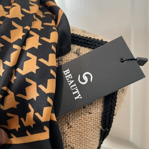 Ladies Beautiful Unbranded Silk Feeling/ Fabric Polyester Fashion Scarf.